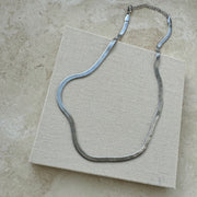 KELLY FLAD SLANGEHALSKÆDE - SØLVBELAGT