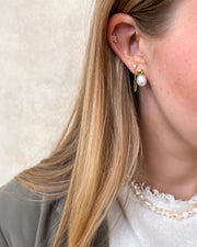 CARLA ØRERINGE MED HVIDE STEN - FORGYLDT