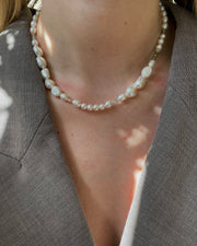 Perlehalskæde med ædelsten